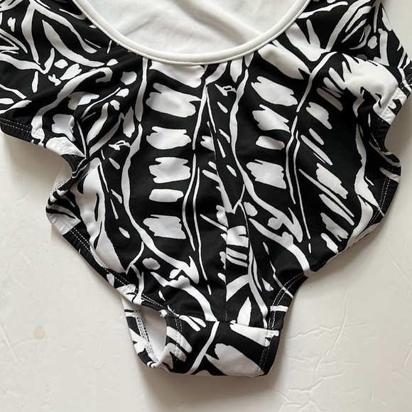 Nike Polyester Lycra spandex blend One Piece swimsuit Size 10 NWT U Back - Picture 7 of 12